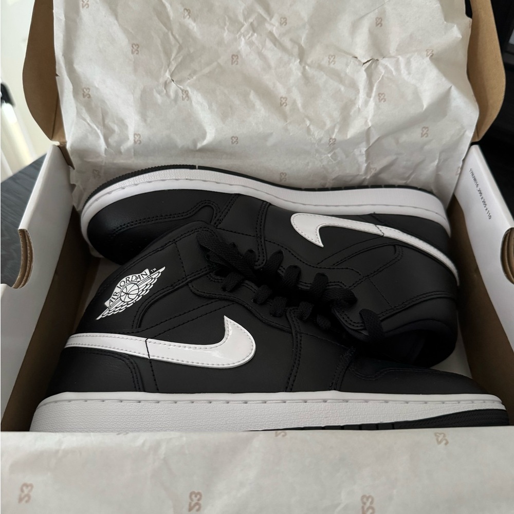 Jordan 1 Mid Sneakers